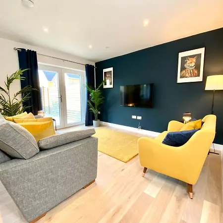 Coastal Haven: Spacious 3-Bedroom Retreat Near Poole Beaches Lytchett Minster Exterior photo