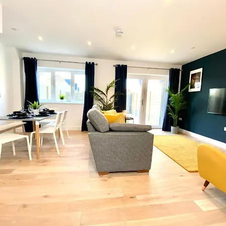 Coastal Haven: Spacious 3-Bedroom Retreat Near Poole Beaches Lytchett Minster Exterior photo