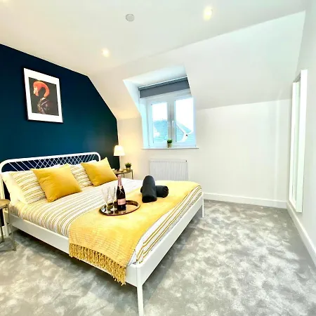 Coastal Haven: Spacious 3-Bedroom Retreat Near Poole Beaches Lytchett Minster Exterior photo