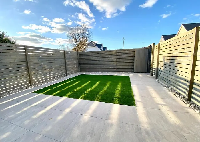 Stunning New Large 3 Bedroom House - 5 Minutes To The Nearest Beach! - Great Location - Garden - Parking - Fast Wifi - Smart Tv - Newly Decorated - Sleeps Up To 7! Close To Poole & Bournemouth & Sandbanks