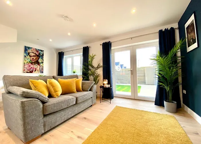 Stunning New Large 3 Bedroom House - 5 Minutes To The Nearest Beach! - Great Location - Garden - Parking - Fast Wifi - Smart Tv - Newly Decorated - Sleeps Up To 7! Close To Poole & Bournemouth & Sandbanks