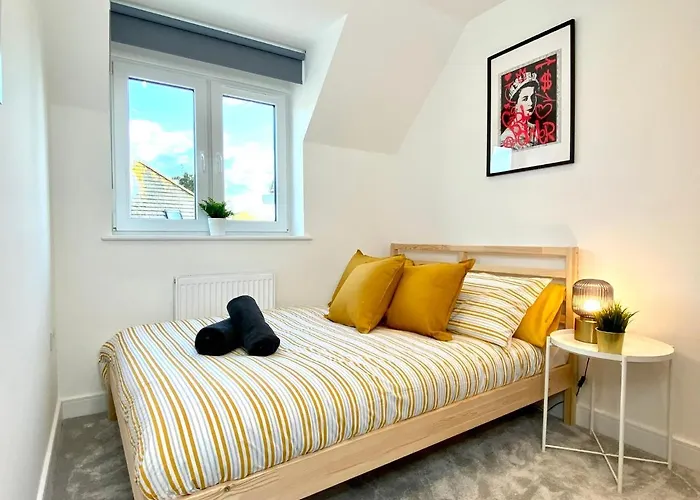 Stunning New Large 3 Bedroom House - 5 Minutes To The Nearest Beach! - Great Location - Garden - Parking - Fast Wifi - Smart Tv - Newly Decorated - Sleeps Up To 7! Close To Poole & Bournemouth & Sandbanks