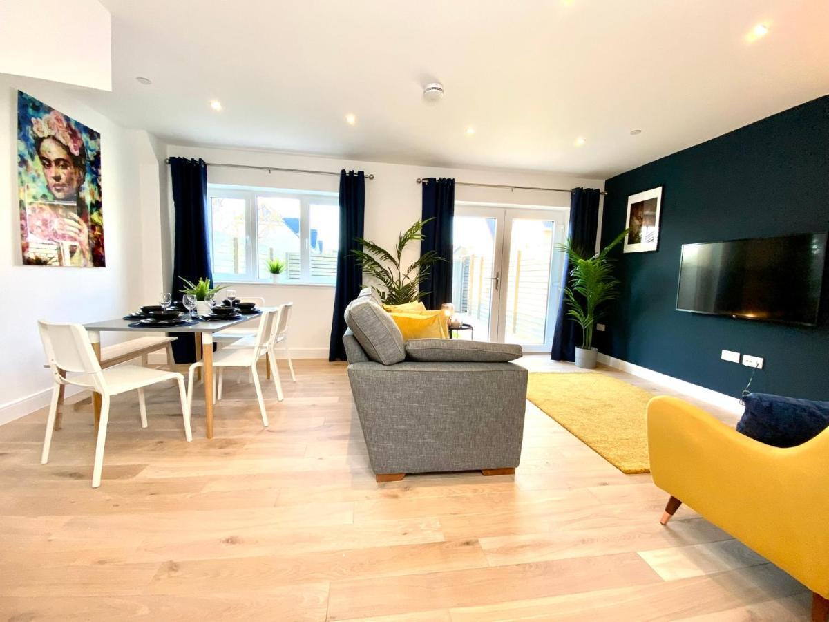Holiday home Coastal Haven: Spacious 3-bedroom Retreat Near Poole Beaches *