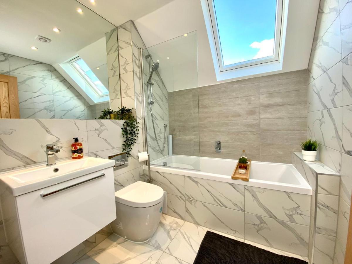 Stunning New Large 3 Bedroom House - 5 Minutes To The Nearest Beach! - Great Location - Garden - Parking - Fast Wifi - Smart Tv - Newly Decorated - Sleeps Up To 7! Close To Poole & Bournemouth & Sandbanks * Lytchett Minster