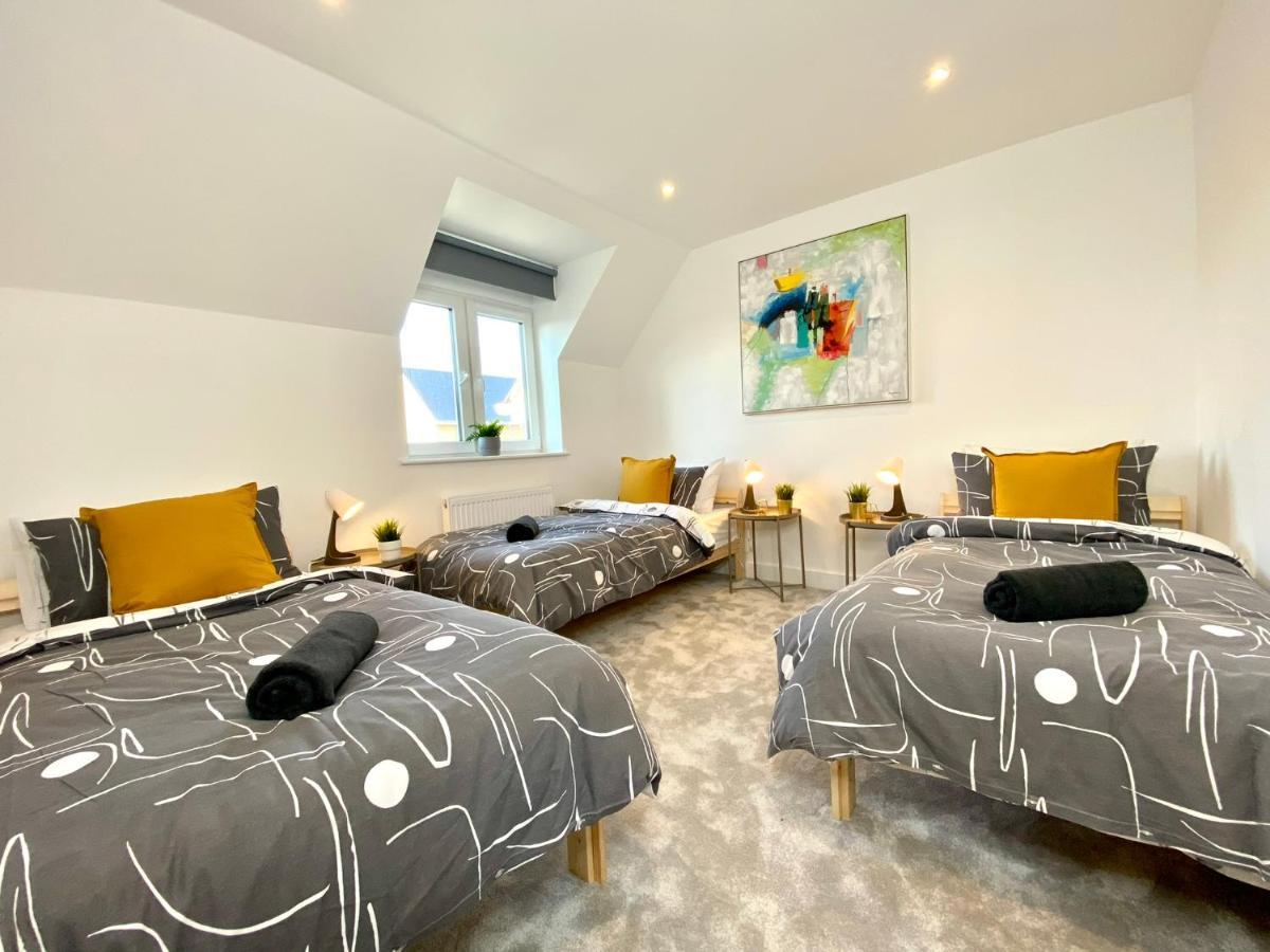 Coastal Haven: Spacious 3-bedroom Retreat Near Poole Beaches *