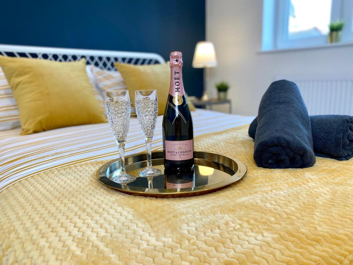 Stunning New Large 3 Bedroom House - 5 Minutes To The Nearest Beach! - Great Location - Garden - Parking - Fast Wifi - Smart Tv - Newly Decorated - Sleeps Up To 7! Close To Poole & Bournemouth & Sandbanks Casa de Férias