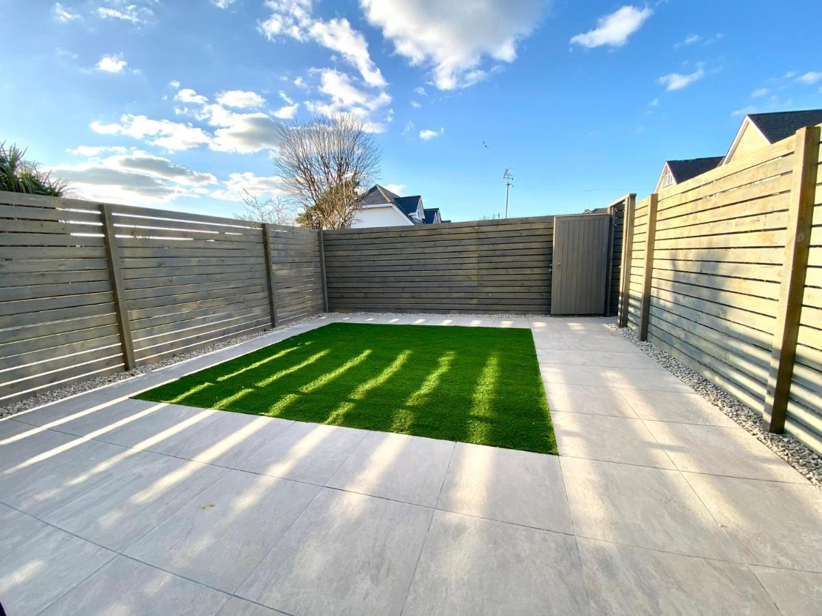 Stunning New Large 3 Bedroom House - 5 Minutes To The Nearest Beach! - Great Location - Garden - Parking - Fast Wifi - Smart Tv - Newly Decorated - Sleeps Up To 7! Close To Poole & Bournemouth & Sandbanks Casa de Férias *