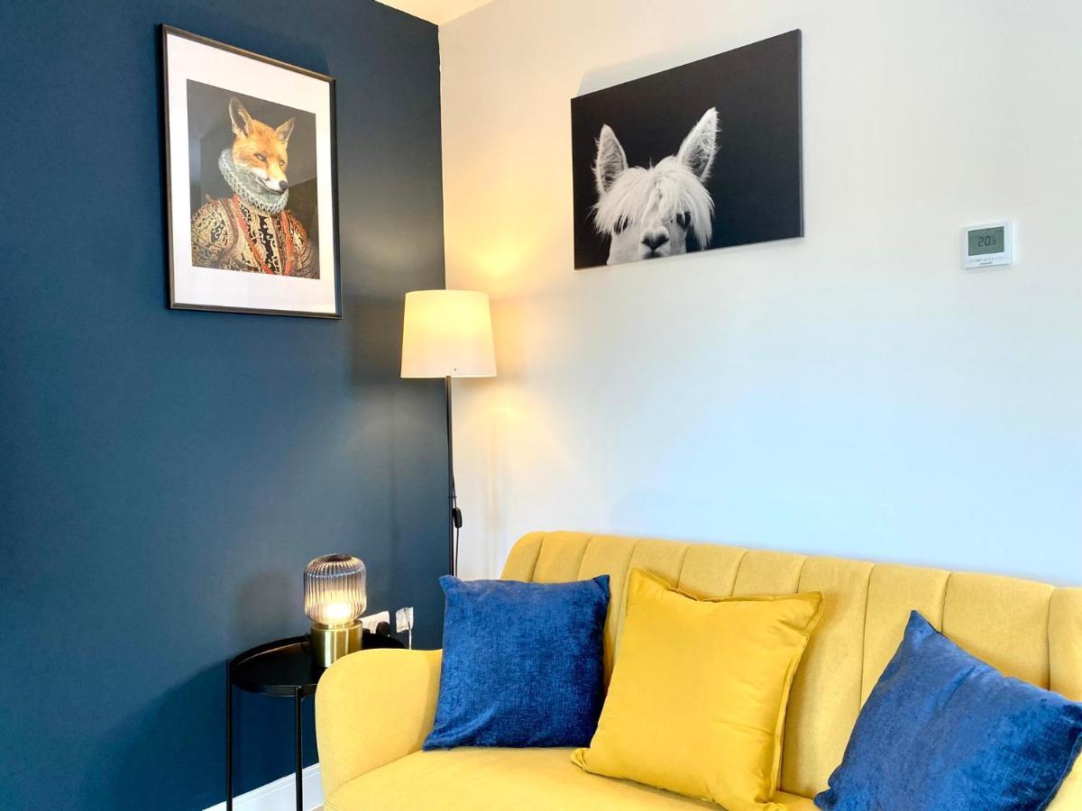 Casa de Férias Stunning New Large 3 Bedroom House - 5 Minutes To The Nearest Beach! - Great Location - Garden - Parking - Fast Wifi - Smart Tv - Newly Decorated - Sleeps Up To 7! Close To Poole & Bournemouth & Sandbanks