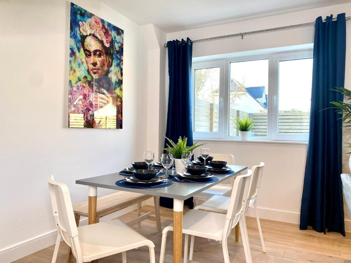 Coastal Haven: Spacious 3-bedroom Retreat Near Poole Beaches Holiday home