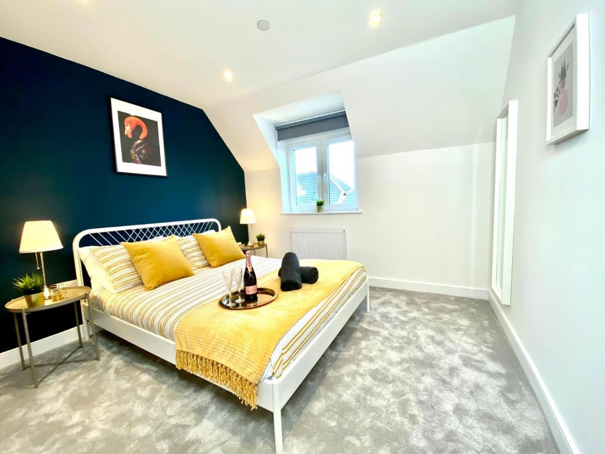 Coastal Haven: Spacious 3-bedroom Retreat Near Poole Beaches Holiday home