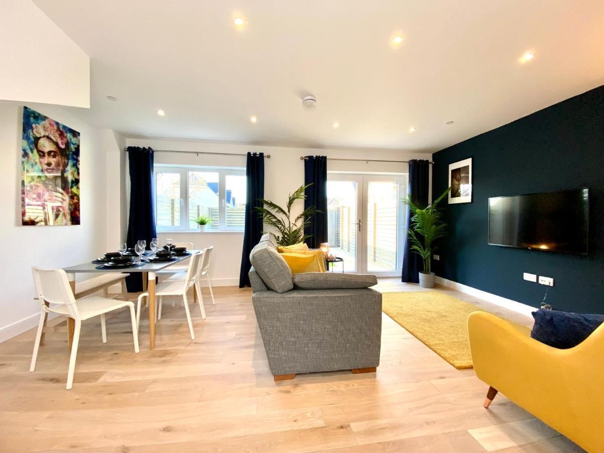 Coastal Haven: Spacious 3-bedroom Retreat Near Poole Beaches *