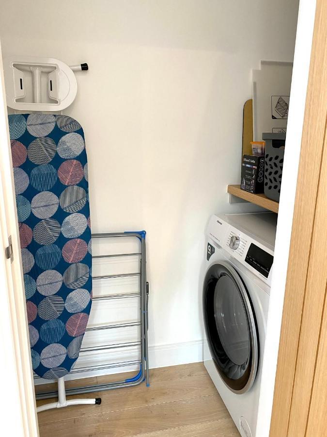 Stunning New Large 3 Bedroom House - 5 Minutes To The Nearest Beach! - Great Location - Garden - Parking - Fast Wifi - Smart Tv - Newly Decorated - Sleeps Up To 7! Close To Poole & Bournemouth & Sandbanks Casa de Férias Lytchett Minster